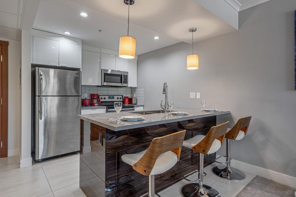 Vibrant Stylish, Cozy Waterfront Downtown Apartment in Calgary