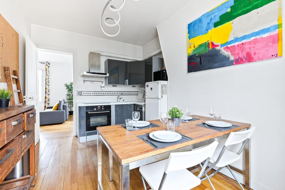 TV and multimedia, Kitchen or kitchenette, Living room, Seating area, Dining area, stove