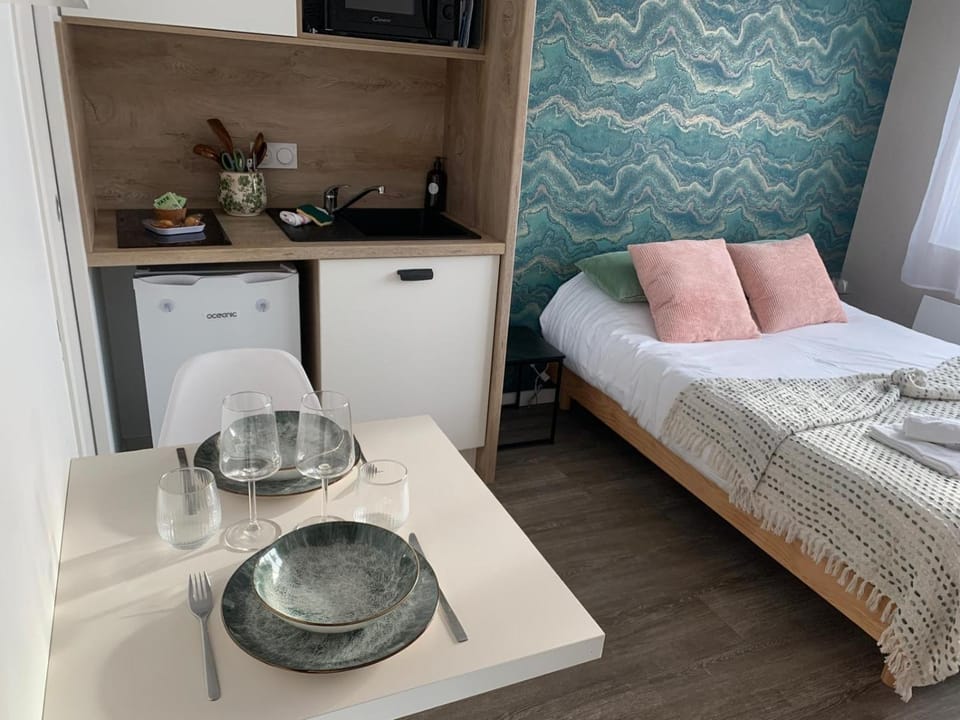 Bed, Kitchen or kitchenette, Seating area, Dining area