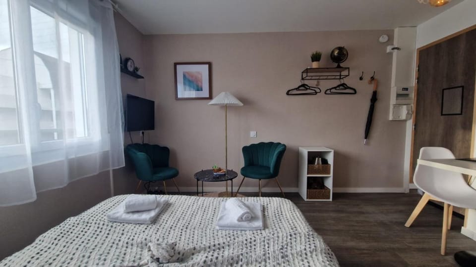 Bed, Seating area, Dining area, towels