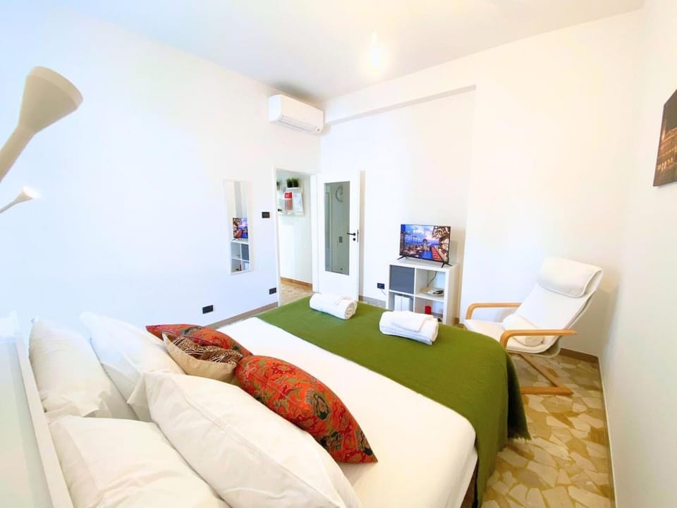 Modern Two-Room Apartment with Free Parking Apartment in Bologna