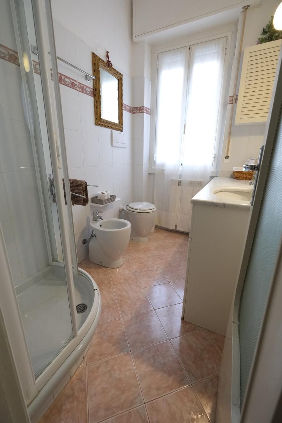 Shower, Toilet, Bathroom, bidet, towels