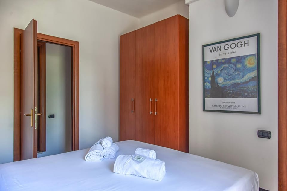 Bed, Photo of the whole room, Bedroom, towels, wardrobe