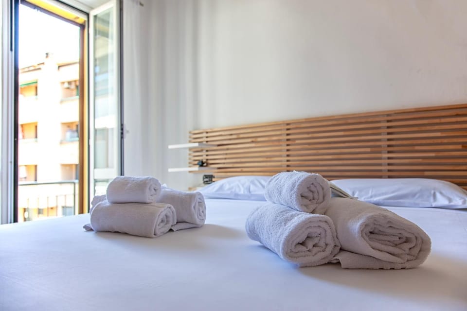 Bed, Photo of the whole room, Bedroom, towels