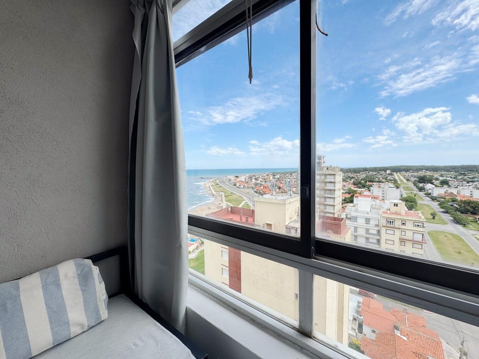 Property building, Off site, Day, Neighbourhood, City view, Street view, Location, Parking
