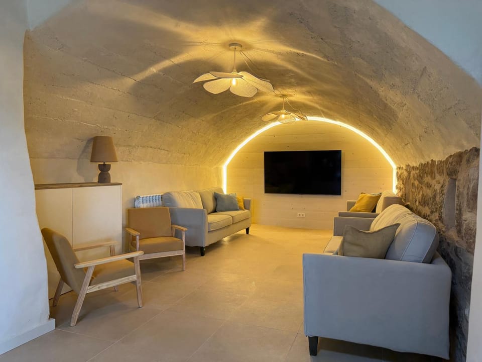 Communal lounge/ TV room, TV and multimedia, Living room, Seating area