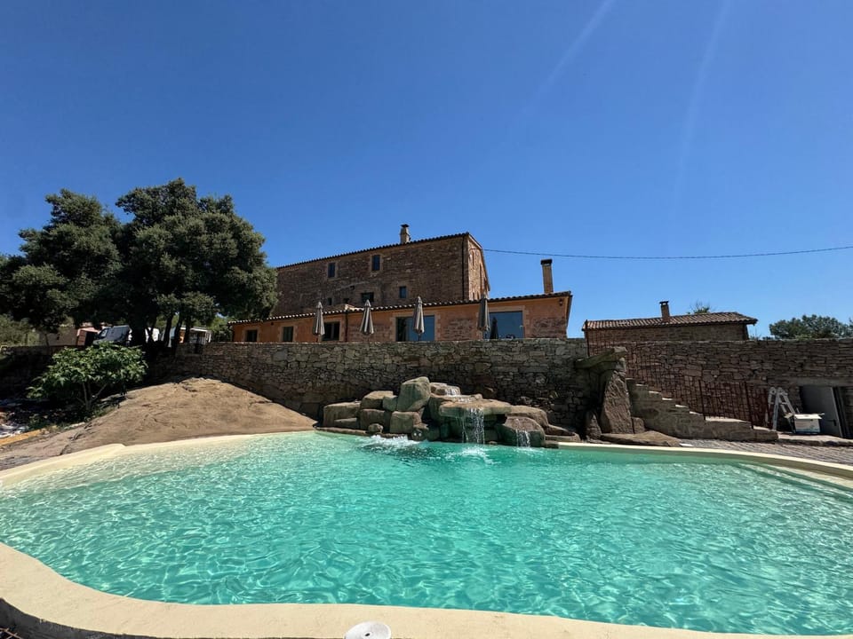 Property building, Day, Pool view, Swimming pool