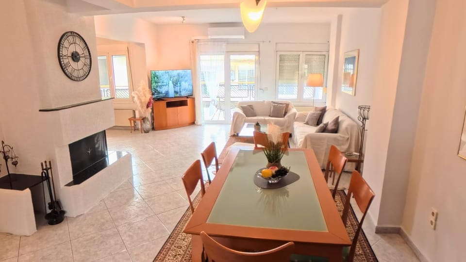 Communal lounge/ TV room, TV and multimedia, Living room, Seating area, Dining area, Evening entertainment