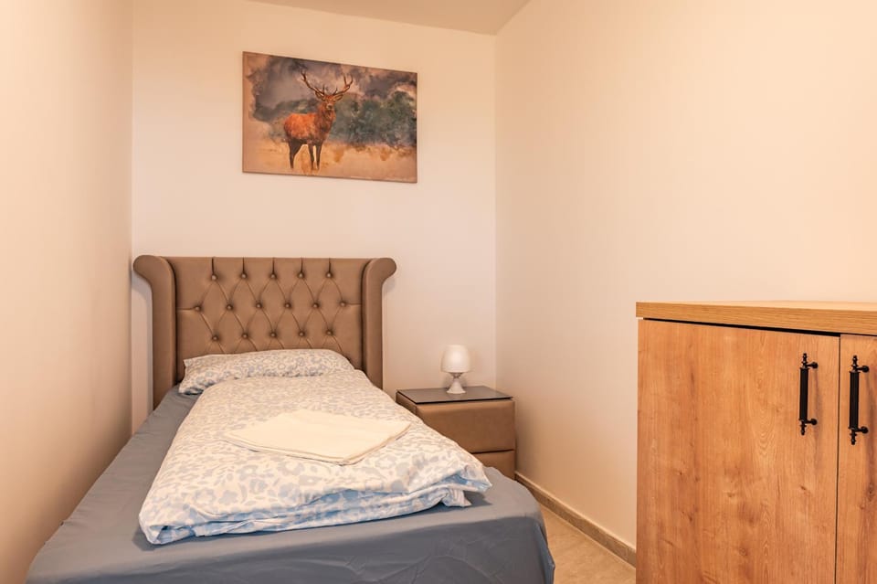 Bed, Photo of the whole room, towels