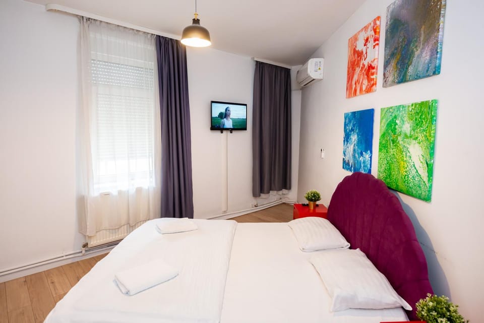Bed, TV and multimedia, Photo of the whole room