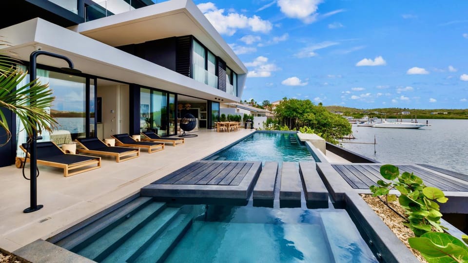 Property building, Natural landscape, Hot Tub, Balcony/Terrace, Pool view, Swimming pool, Swimming pool, sunbed