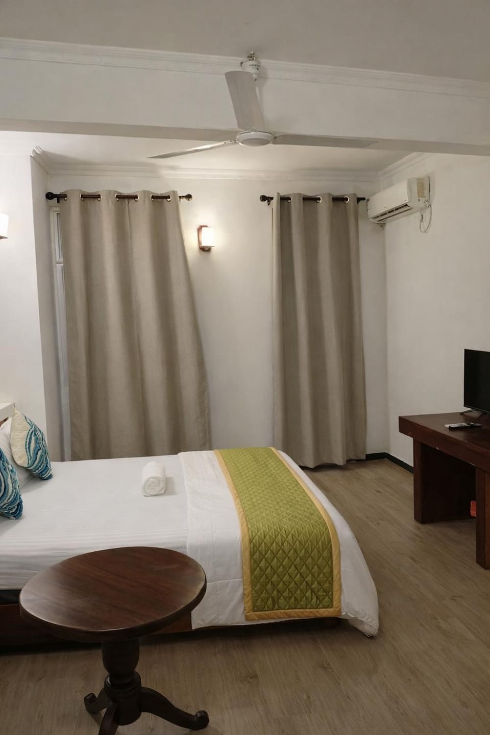 Bed, TV and multimedia, Photo of the whole room, Bedroom, air conditioner