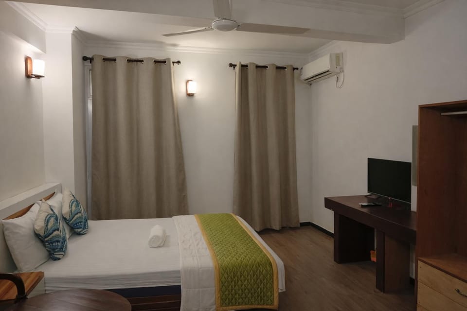 Communal lounge/ TV room, Bed, Living room, Photo of the whole room, air conditioner