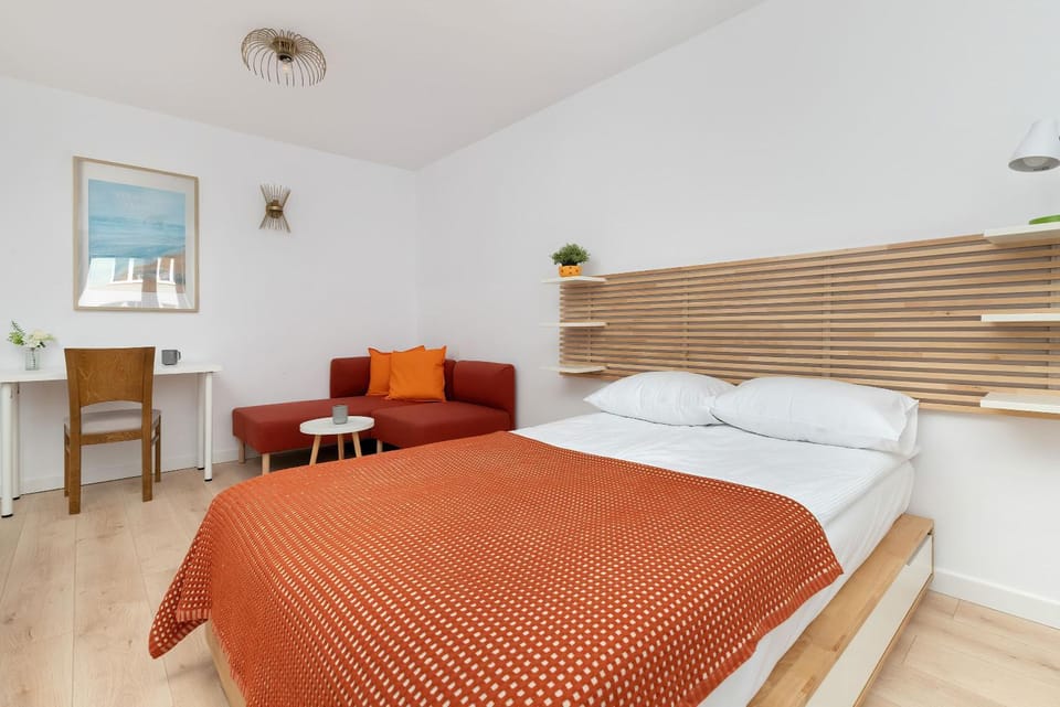 Bed, Living room, Photo of the whole room, Seating area, Bedroom