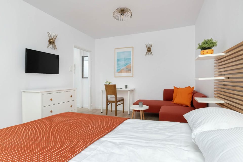 Bed, TV and multimedia, Living room, Photo of the whole room, Seating area, Evening entertainment, Bedroom