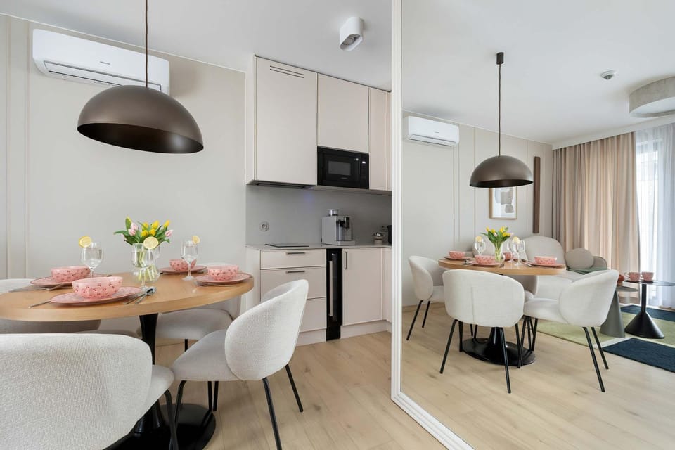 Kitchen or kitchenette, Living room, Seating area, Dining area