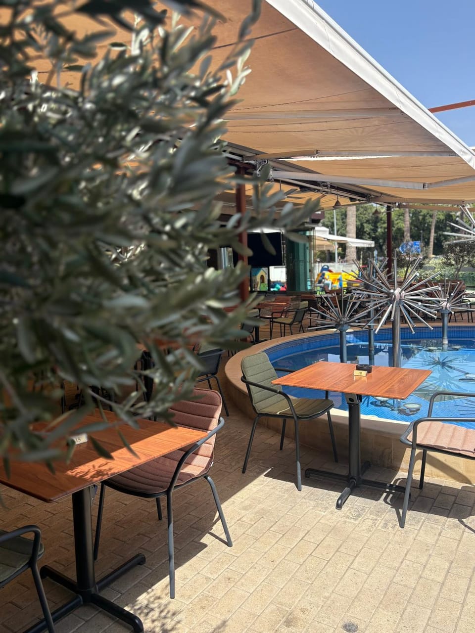 Restaurant/places to eat, Lounge or bar
