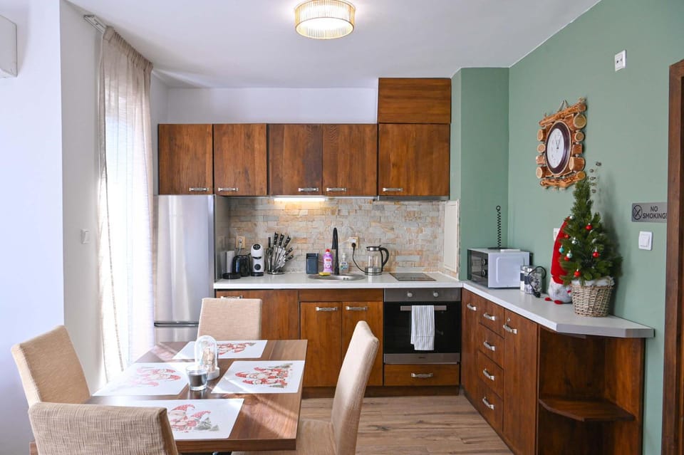 Coffee/tea facilities, Kitchen or kitchenette, Dining area, stove