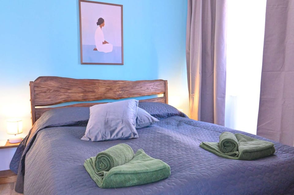 Bed, Bedroom, towels