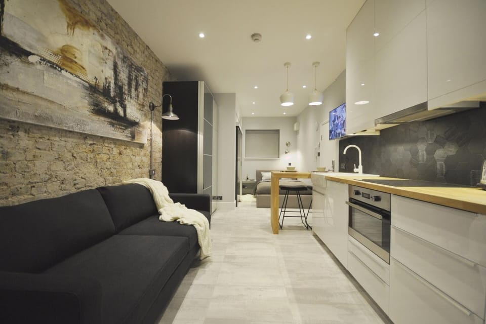 Lovely Studio with patio in basement floor. Apartment in City of Westminster