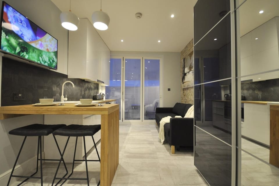 Lovely Studio with patio in basement floor. Apartment in City of Westminster