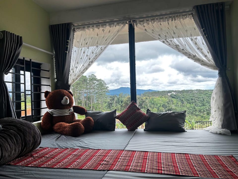 People, Natural landscape, View (from property/room), Balcony/Terrace, Living room, Seating area, Lake view, Mountain view, group of guests