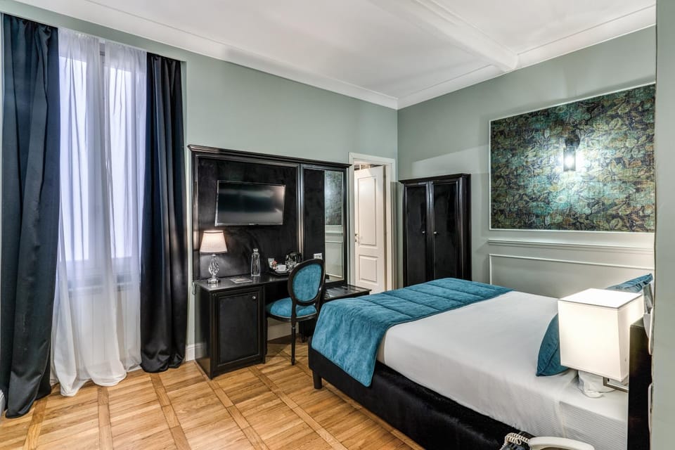 Bed, TV and multimedia, Photo of the whole room, Bedroom