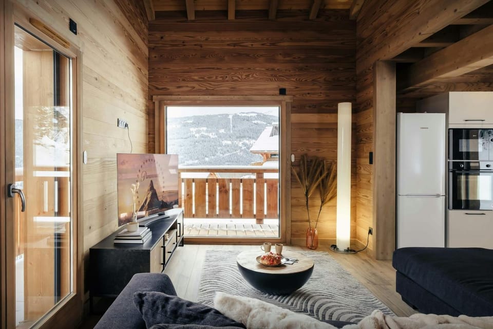 Natural landscape, TV and multimedia, View (from property/room), Living room, Seating area, Mountain view