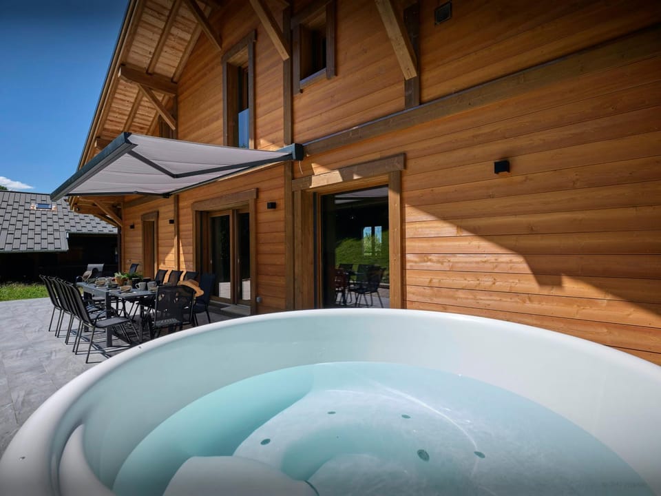 Property building, Day, Natural landscape, Summer, Hot Tub