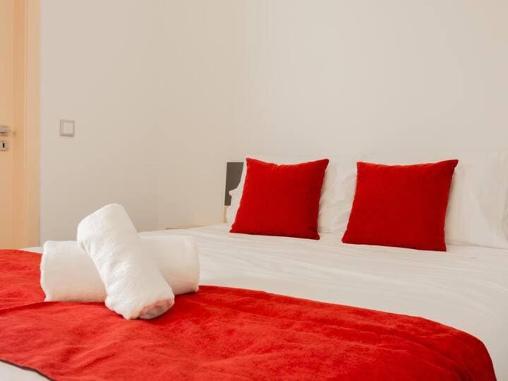 Bed, Bedroom, towels