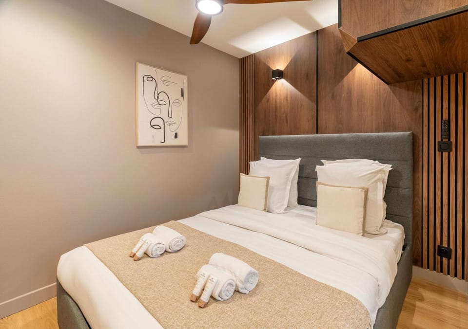 Bed, Photo of the whole room, towels