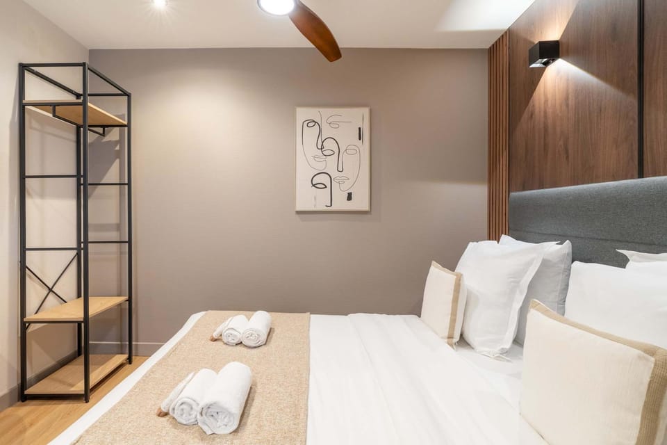 Bed, Photo of the whole room, towels