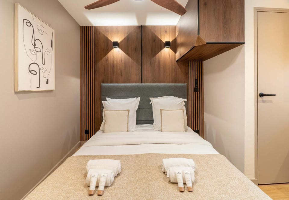 Bed, towels