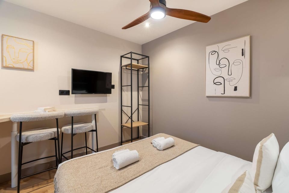 Bed, TV and multimedia, Living room, towels