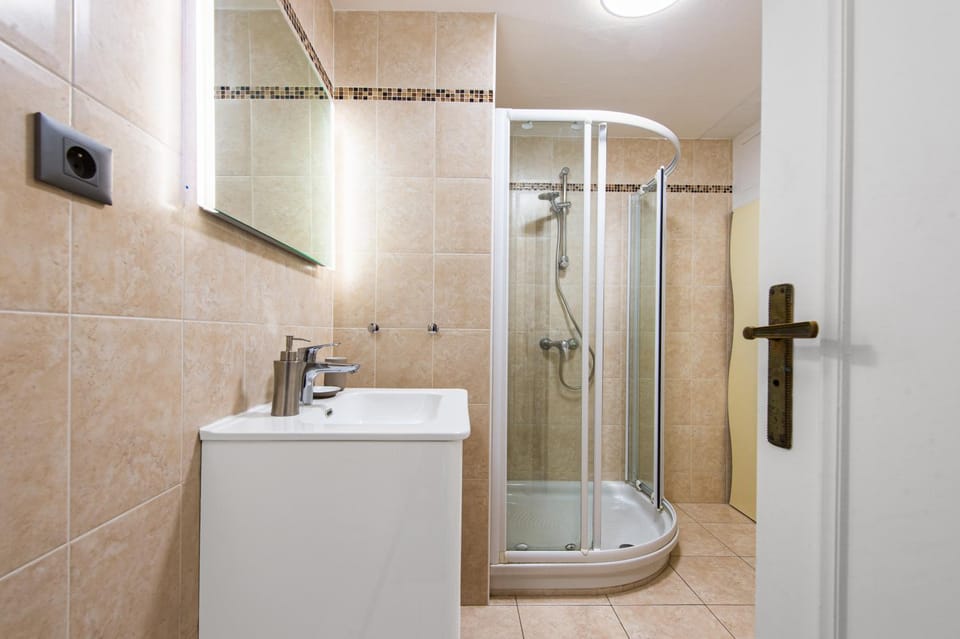 Shower, Bathroom, towels