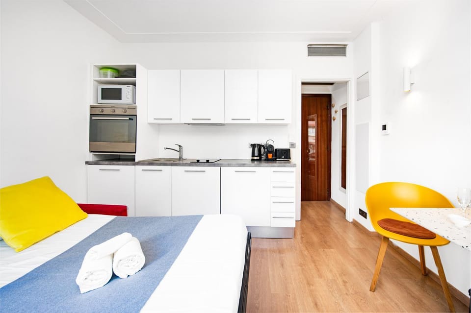 Bed, Kitchen or kitchenette, Living room, Photo of the whole room, Seating area, Dining area, oven, stove, toaster, air conditioner