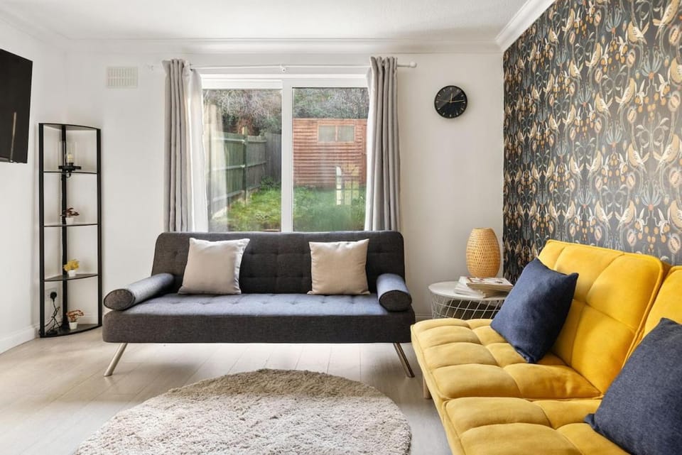 Charming 2-Bed House Purley Station House in Croydon