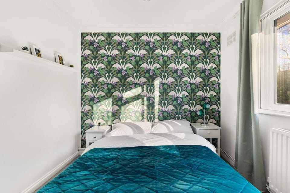Charming 2-Bed House Purley Station House in Croydon