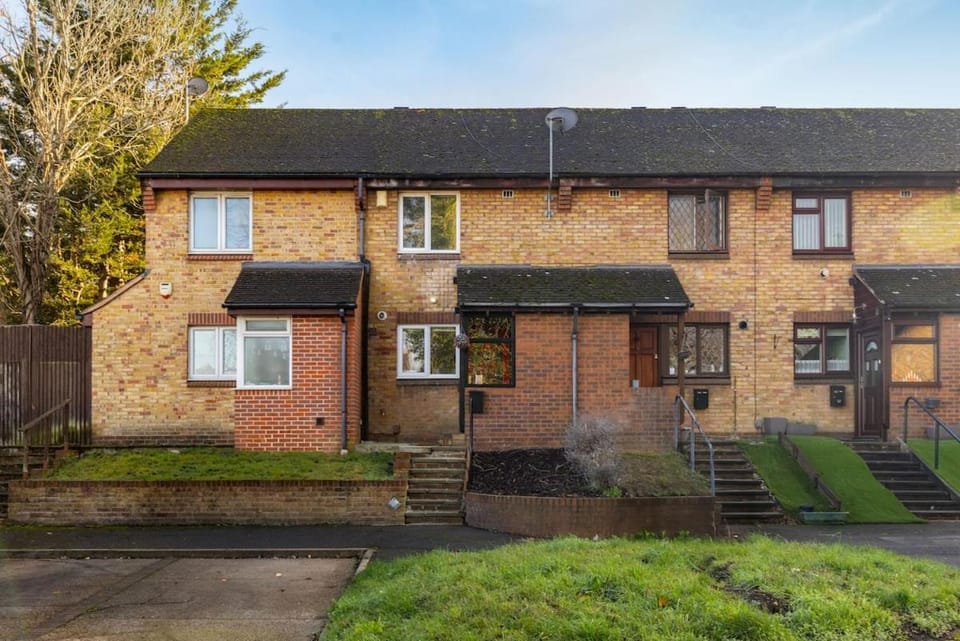 Charming 2-Bed House Purley Station House in Croydon
