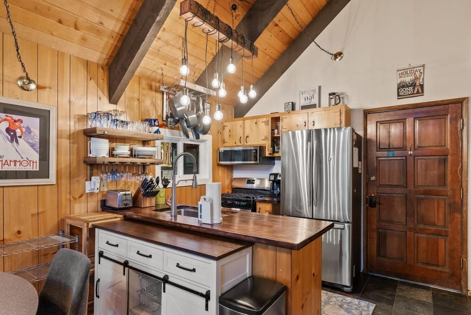 2BR w Hot Tub & Sauna Walk to Village & Gondola House in Mammoth Lakes