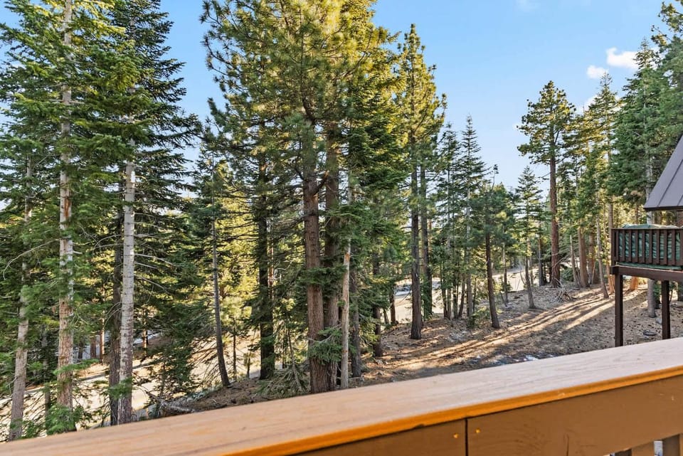 2BR w Hot Tub & Sauna Walk to Village & Gondola House in Mammoth Lakes