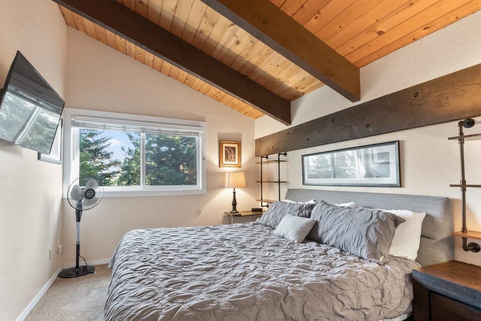2BR w Hot Tub & Sauna Walk to Village & Gondola House in Mammoth Lakes
