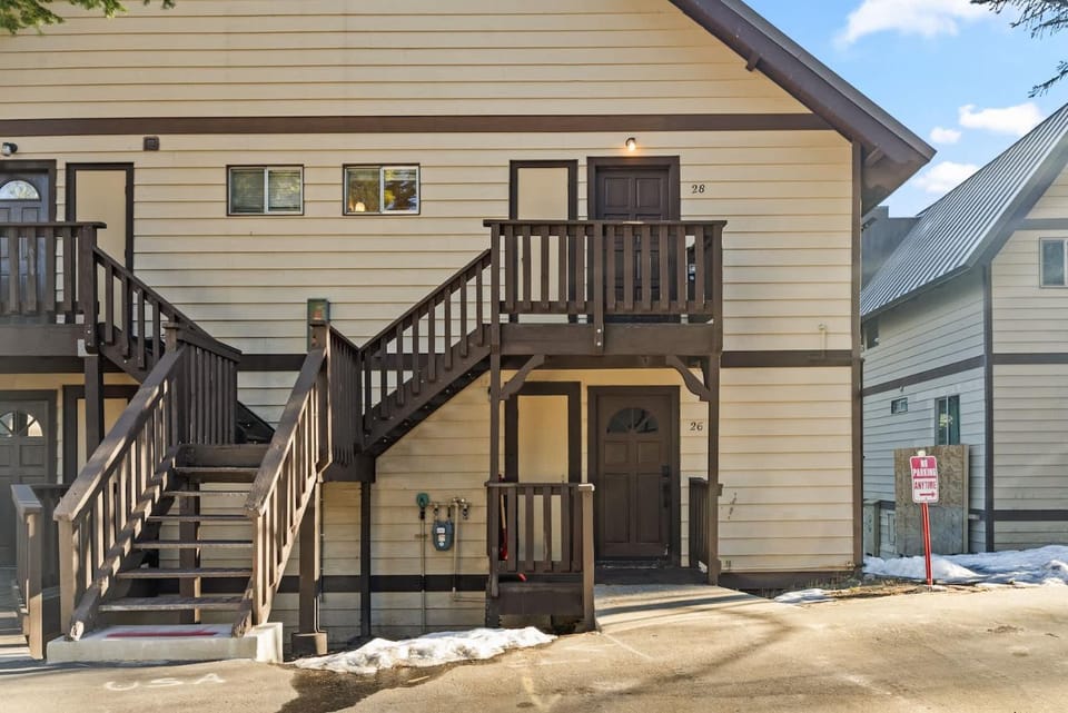 2BR w Hot Tub & Sauna Walk to Village & Gondola House in Mammoth Lakes
