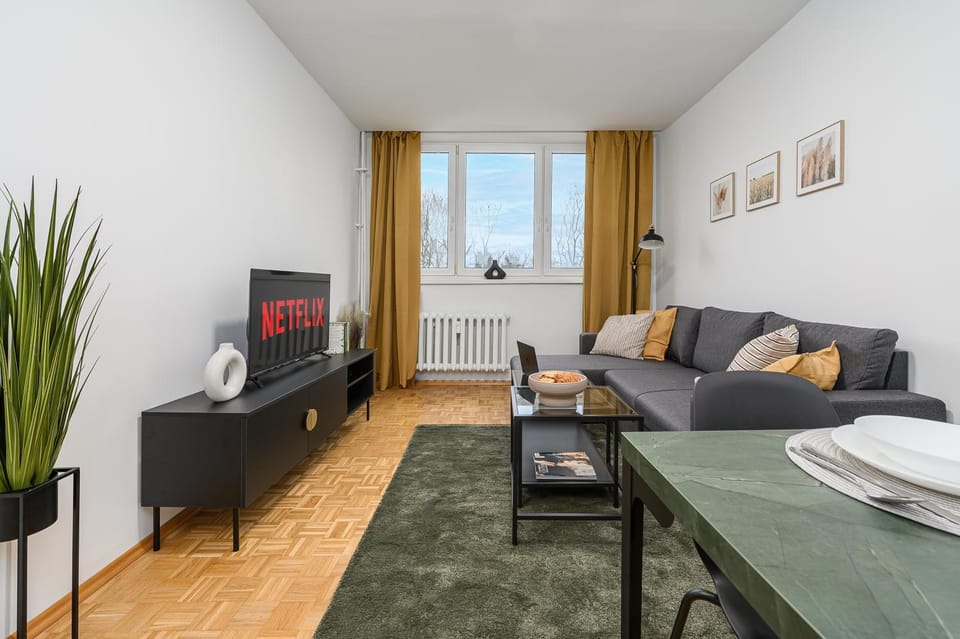 Communal lounge/ TV room, TV and multimedia, Living room, Seating area, Evening entertainment, internet