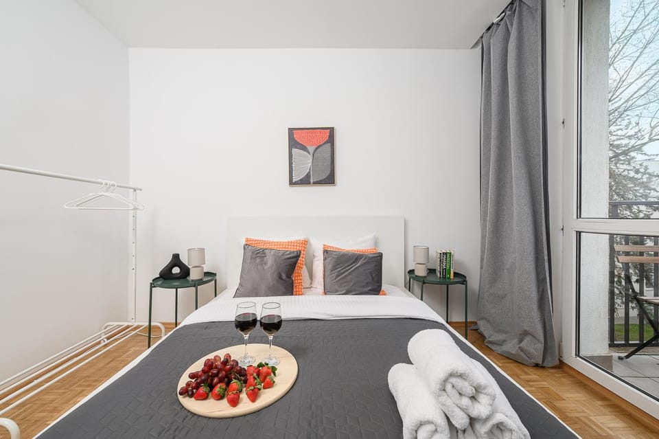 Bed, Bedroom, towels