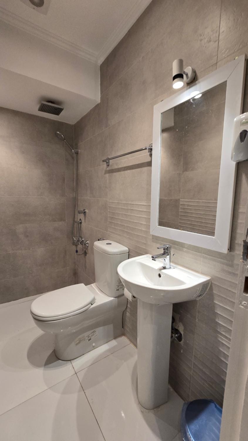 Shower, Toilet, Bathroom, bidet, towels