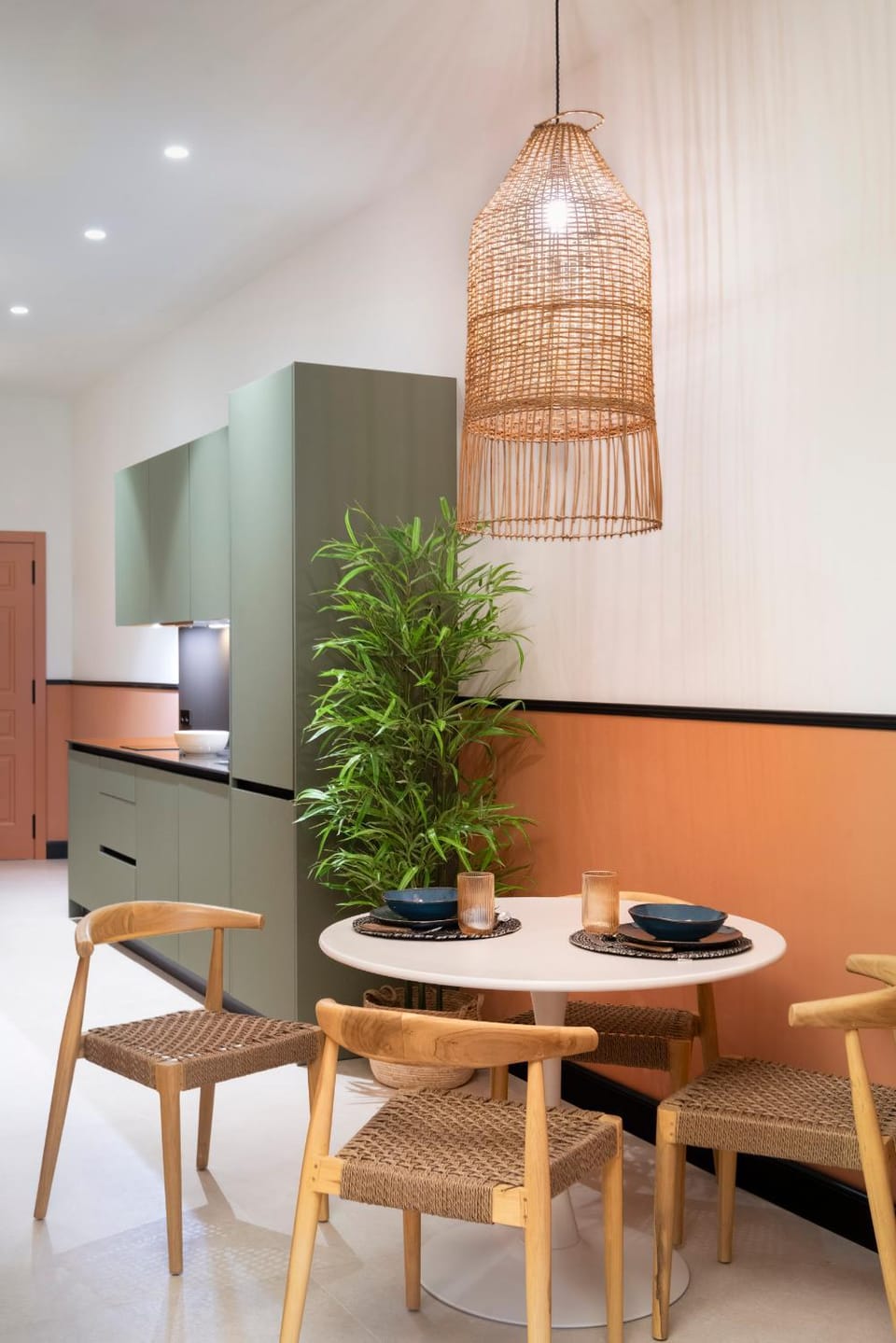 Kitchen or kitchenette, Dining area