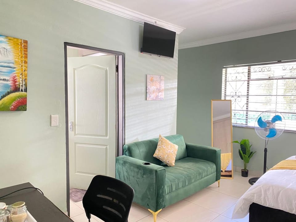 Bed, TV and multimedia, Living room, Photo of the whole room, Bedroom