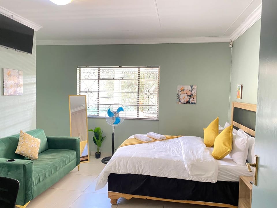 Bed, TV and multimedia, Photo of the whole room, Seating area, Bedroom