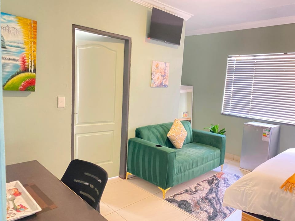 Bed, TV and multimedia, Living room, Photo of the whole room, Seating area, Bedroom